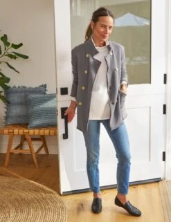 BELFAST Elephant, Triple Fleece -Frank And Eileen Shop 14 DERRY 2001 EILEEN WCB LABBELFAST EPHT SWEATER01 WHTK Model JessicaMau 24RE 0898 sRGB 1