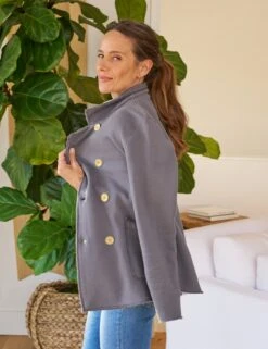 BELFAST Elephant, Triple Fleece -Frank And Eileen Shop 14 DERRY 2001 EILEEN WCB LABBELFAST EPHT SWEATER01 WHTK Model JessicaMau 24RE 1002 sRGB