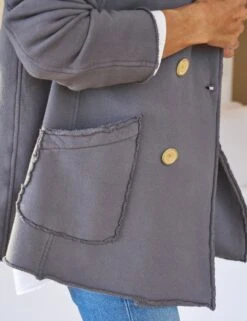 BELFAST Elephant, Triple Fleece -Frank And Eileen Shop 14 DERRY 2001 EILEEN WCB LABBELFAST EPHT SWEATER01 WHTK Model JessicaMau 24RE 1041 sRGB