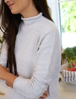 MONTEREY Gray Melange, Pure Italian Cotton -Frank And Eileen Shop 15 GALWAY ALMD SWEATER01 GRAYMELANGE Model JessicaMau 24RE 1192 sRGB