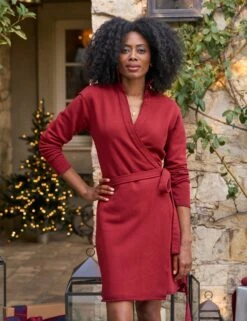 WILLA Cranberry, Triple Fleece 9 WILLA Cranberry, Triple Fleece -Frank And Eileen Shop 16 LAB443TF CRAN GAVIN BRBW Model Mecca Cox 1805 sRGB