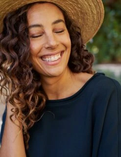 HAMPTONS TRAVEL SET British Royal Navy 9 HAMPTONS TRAVEL SET British Royal Navy -Frank And Eileen Shop 17 LABSET02 BRNV Model Paloma Jonas 23SP 0081 v1 sRGB