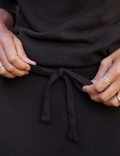 CARMEL TRAVEL SET Black 6 CARMEL TRAVEL SET Black -Frank And Eileen Shop 19 LABSET06 BLK Model Paloma Jonas 23SP 0235 v1 sRGB