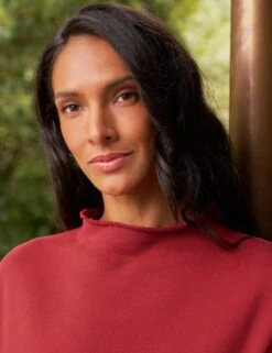 MONTAUK TRAVEL SET Cranberry 6 MONTAUK TRAVEL SET Cranberry -Frank And Eileen Shop 19 LABSET11 CRAN Model Sadie Buris 23FA 0711 sRGB