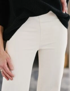 WESTPORT ILLUSION Antique White, Italian Dream™ Denim 6 WESTPORT ILLUSION Antique White, Italian Dream™ Denim -Frank And Eileen Shop 19 SWEATER02 BLKK ILLUSION04 ANTW BERI 25SP MARCH 1754 sRGB