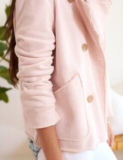 MINI BELFAST Vintage Rose, Triple Fleece -Frank And Eileen Shop 21 KILLIAN WHD EILEEN MBPF LABCROP VROS Model JessicaMau 24RE 1659 sRGB