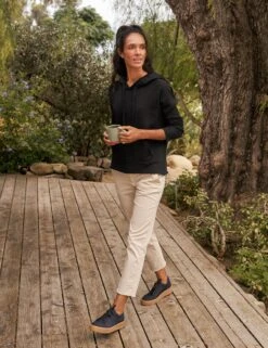 MELANIE Black, Triple Fleece -Frank And Eileen Shop 21 WICKLOW KHKI LAB533TF BLK Model Sadie Buris 23FA 1261 sRGB