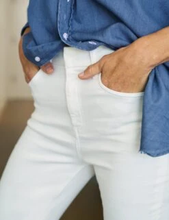 DERRY White, Italian Dream Denim -Frank And Eileen Shop 28 DERRY WWD SHIRLEY VWD Model Kristine Szabo 24SP 1431 sRGB