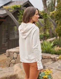 MELANIE Vintage White, Triple Fleece 5 MELANIE Vintage White, Triple Fleece -Frank And Eileen Shop 34 SLIGO TOFD LAB533TF VWT Model Simone Norblom 23FA 5970 sRGB