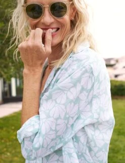 MARY Mint Floral, Classic Linen 6 MARY Mint Floral, Classic Linen -Frank And Eileen Shop 45 MARY MFL Model Kristine Szabo 24SP 1778 sRGB