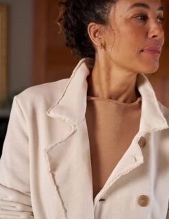 TIPPERARY Vintage White, Triple Fleece 6 TIPPERARY Vintage White, Triple Fleece -Frank And Eileen Shop 5 LAB418TF CAML LABTRENCH VWT Model Paloma Jonas 23FA 1110 sRGB