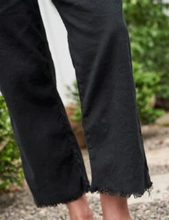 KINSALE Black, Italian Performance Linen -Frank And Eileen Shop 56 KINSALE BKL LAB510HJ WHT Model Ray Roberts 8594 v1 sRGB