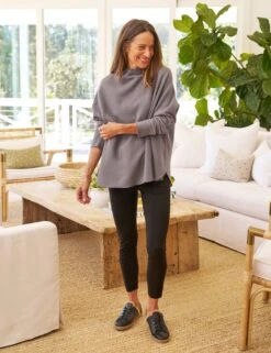 EFFIE Elephant, Triple Fleece -Frank And Eileen Shop 64 LAB600 BLK LAB518TF EPHT Model SimoneNorblom 24RE 0714 sRGB 3a394c4c feb0 47f6 9ce3 5cefdae228d0