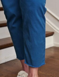 WICKLOW Royal Blue, Italian Performance Twill -Frank And Eileen Shop 72 WICKLOW RBLT LAB510TF BRNV Model Maryanne Elizabeth 23SP 6662 v1 sRGB