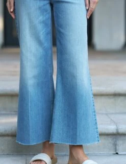 GALWAY 26" 1964 Wash, Italian Dream™ Denim -Frank And Eileen Shop 73 GALWAY 1964 LAB109 WHT SWEATER04 DNVK NathalieDarcas 25SP March 6219 sRGB