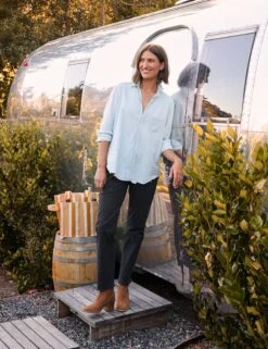 BLACKROCK Washed Black, Italian Peached Twill -Frank And Eileen Shop BLACKROCK WSHB EILEEN TBTD MODEL Michele Ouellet 23FA 0320 sRGB