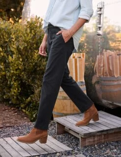 BLACKROCK Washed Black, Italian Peached Twill -Frank And Eileen Shop BLACKROCK WSHB EILEEN TBTD MODEL Michele Ouellet 23FA 0348 sRGB